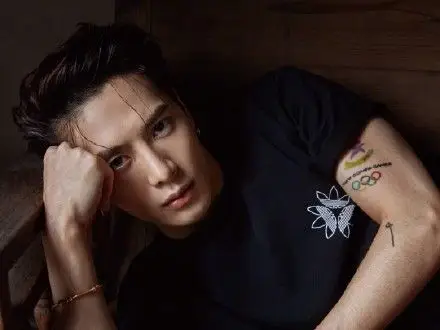 王嘉尔侧背发型