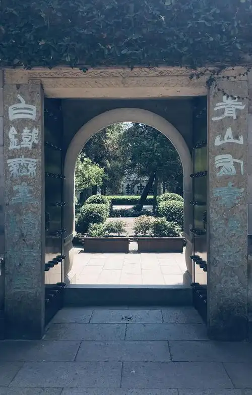 到了岳王庙已经十一点了,买了一张半价票(进去的时候,我们并没有被