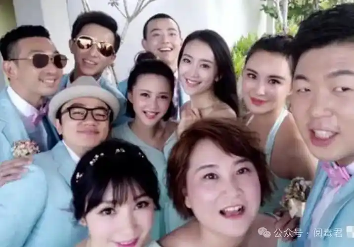 伴娘团有柳岩,莫小棋,贾玲,张歆艺,王鸥等人.