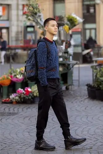 陈伟霆曝光一组时尚街拍.