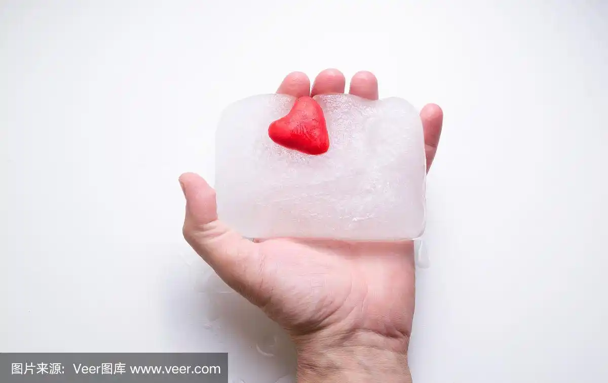男性的手握着一颗冰冷的心