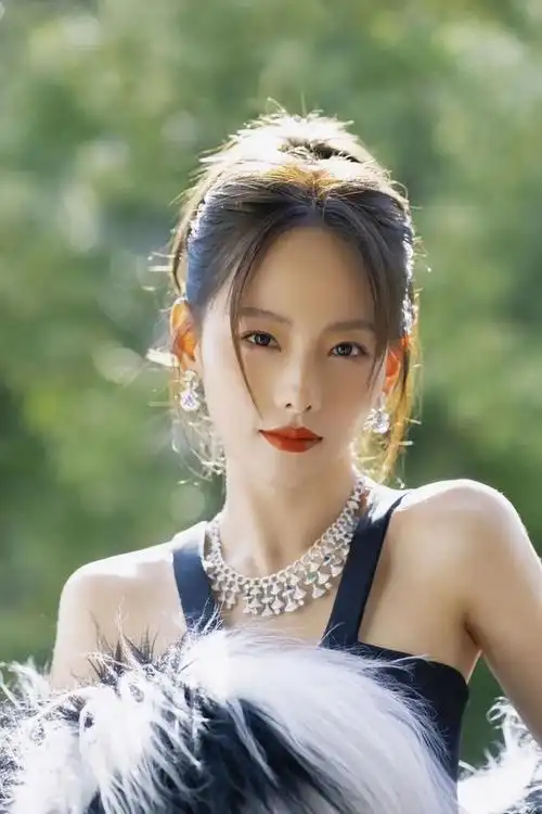 张嘉倪,凸出得很