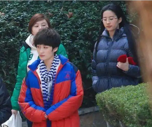 刘亦菲曾轶可登上热搜穿情侣鞋戴同款项链多次约会疑似恋爱