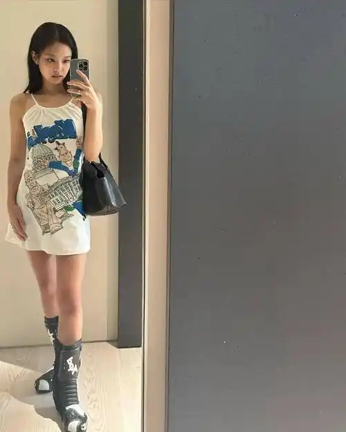 jennie化身"性感车模",白色吊带裙秀黄金腰臀比,美貌值拉满_风格_女