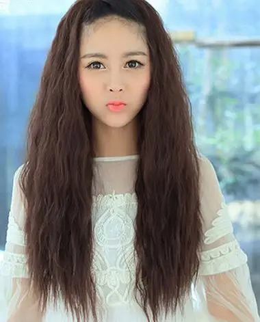 蓬松厚重的锡纸烫起到很好的小脸效果,倾斜的刘海也梳理到一侧使用