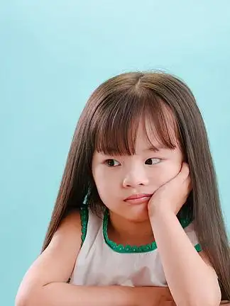 可爱的小女孩皱着眉头