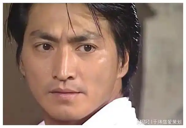 消失的"展昭"何家劲,已经走上了另一条"康庄大道"|演员|老戏骨|刘德华