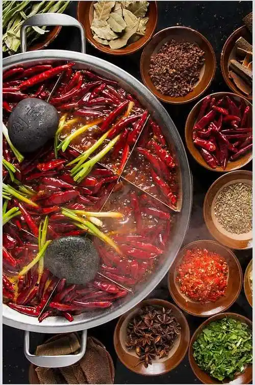 麻辣四川火锅底料美食图片