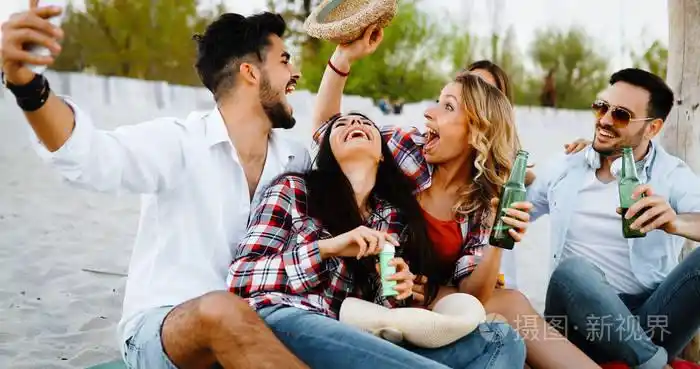 一群年轻朋友在沙滩上聚会的肖像
