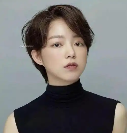 短发适合脸型:瓜子脸,鹅蛋脸,短脸,菱形脸·短直发此类短发更多是指齐