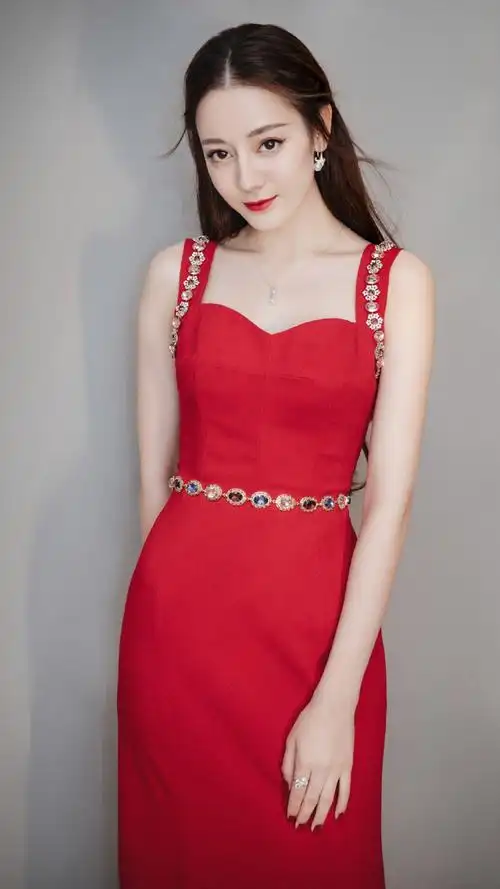 迪丽热巴红裙写真
