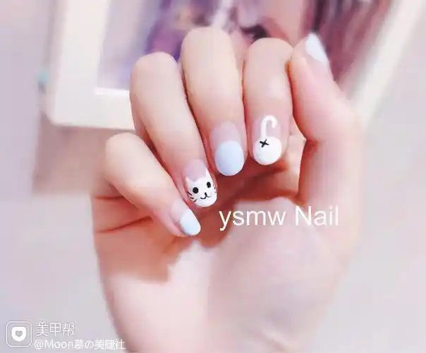 方圆形可爱蓝色白色猫咪美甲图片