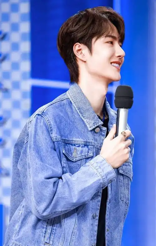 天天向上的王甜甜,笑起来奶敷敷的小狮子.好嫩超可爱想亲一口!