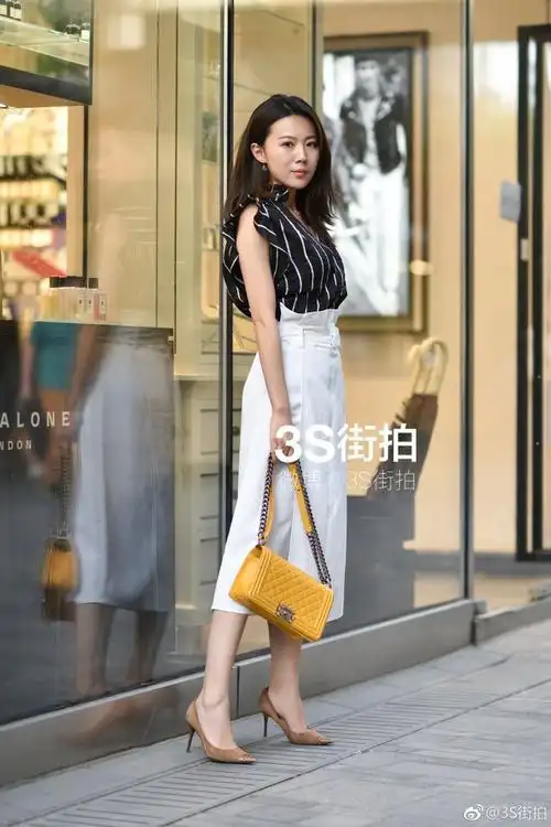 北京街拍##三里屯街拍# @3s街拍 拎黄包的大表妹(1) 2北京·三里屯