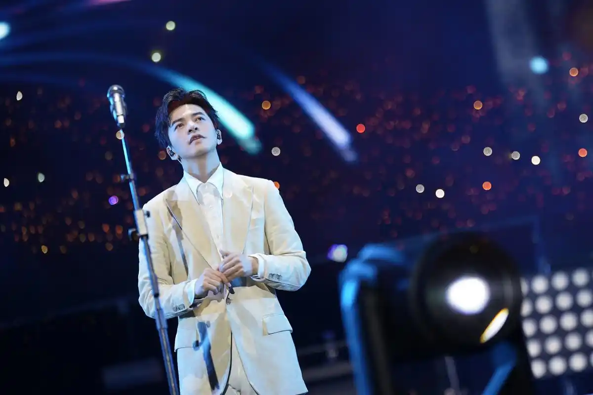 歌手李健穿着bally 春夏男士麂皮单排扣夹克与亚麻衬衫亮相演唱会