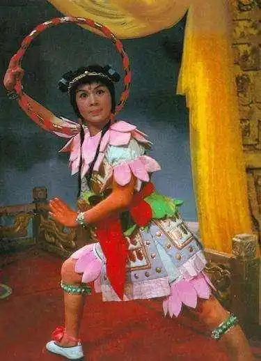 后来在取经路上,哪吒扮演者换成了男演员杨斌.