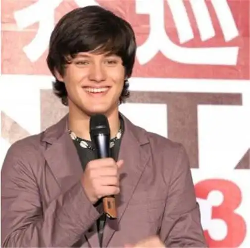 周华健29岁儿子近照曝光,高鼻梁大眼睛,长得比爸爸还帅!