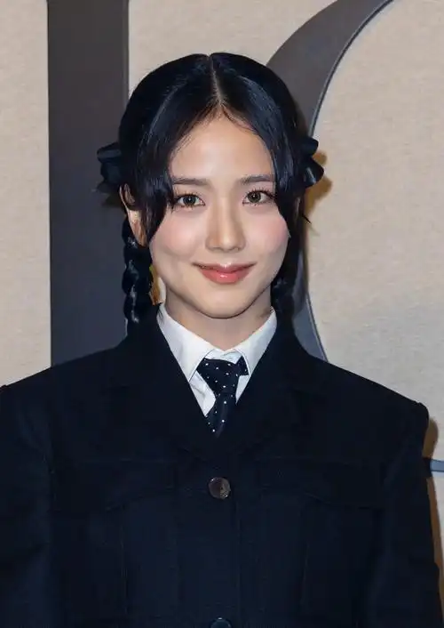 惊喜国际秀场闪耀亮相后jisoo给你送来一份造型攻略