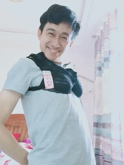 戴胸罩为何笑的这么灿烂呢你们见过吗一个男人戴胸罩