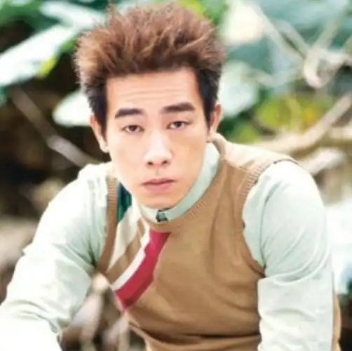 陈小春年轻时的照片,网友:"鸡哥"自带江湖气息!