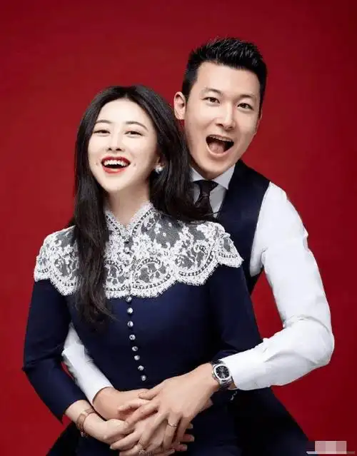 朱珠和老公王昀佳合拍甜蜜大片,夫妻俩牵手搂抱,郎才女貌好般配_女儿