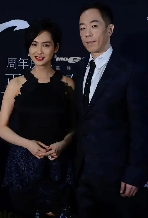 但是朱茵和黄贯中展现在公众面前却依旧是一副恩爱的景象.