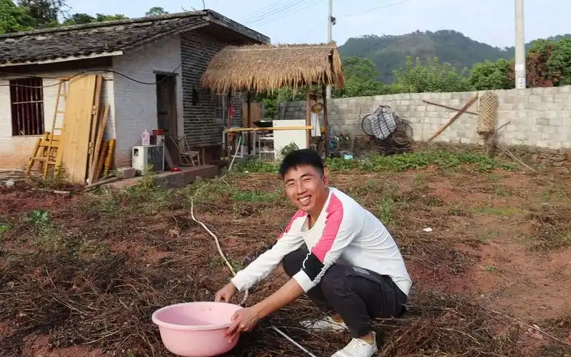 农村95后小伙打工没技术,在家干农活拍自媒体过生活,没文化真可怕