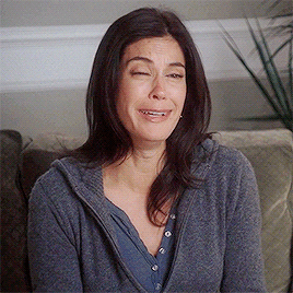 哭gif捂脸gif女人gif灰色衣服gif