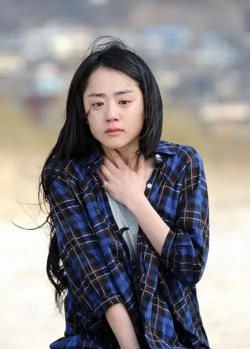 曾出演《蓝色生死恋》的文根英,颜值从美女变路人,令人心痛!