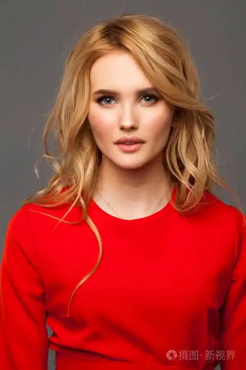 弥补美丽的金发女人