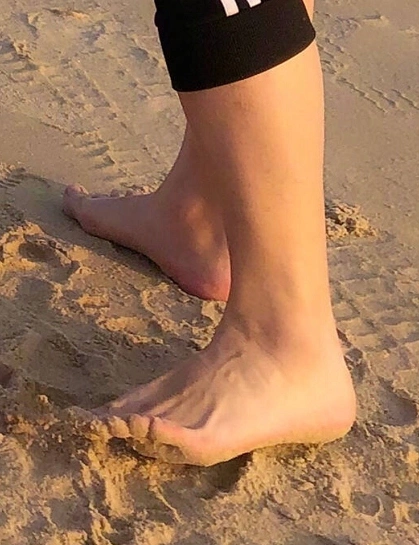 胡可沙溢海边秀恩爱,网友:沙老师的脚趾在紧张什么