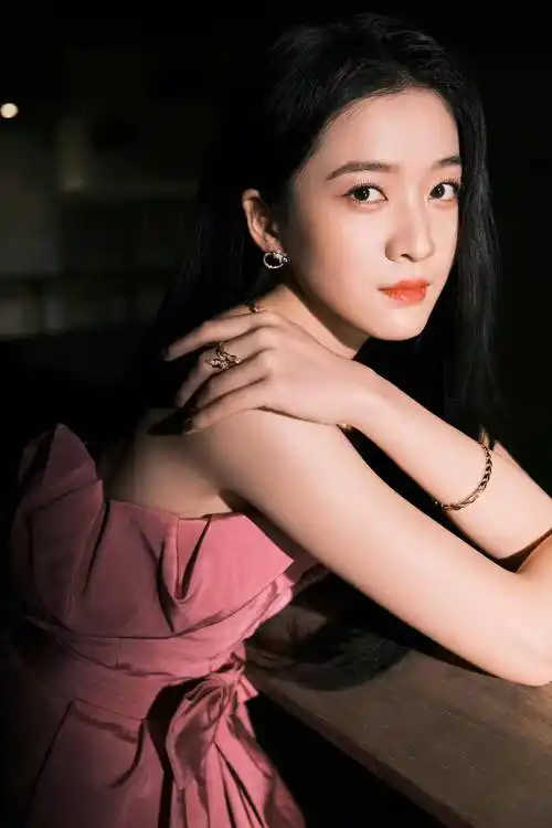 女明星张雪迎时尚写真:俏丽姣美,花容月貌