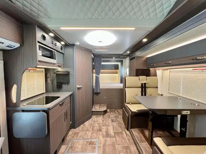 全新戴德自由风plus 依维柯双拓展房车,四季畅游