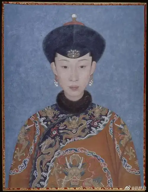 国画抓人物特点还是准,道光的孝静成皇后从后代长相看就是小.