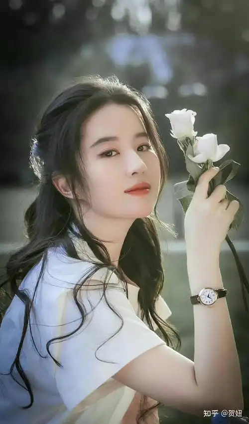 刘亦菲着盛世美颜即便是t恤77牛仔裤也能穿得清新脱俗