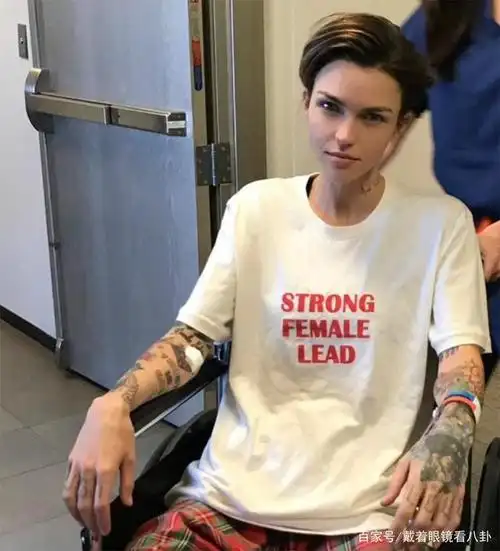 鲁比·洛斯透露辞演蝙蝠侠真正原因,乳胶紧身衣过敏,被迫换人