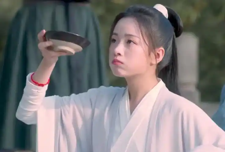 姜泥的灵动小嘴巴