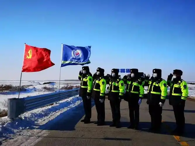 党旗在战疫一线高高飘扬