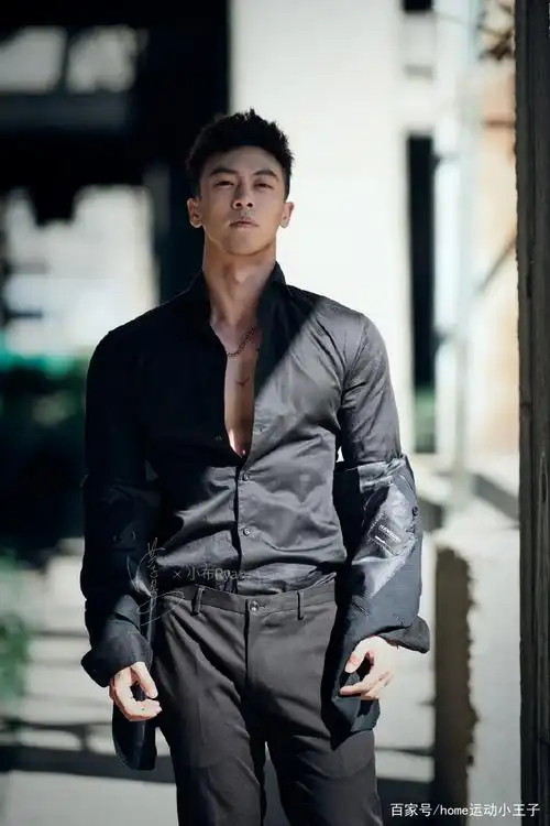 阳光型男写真,气质俊朗酷劲十足,健硕身材魅力尽显