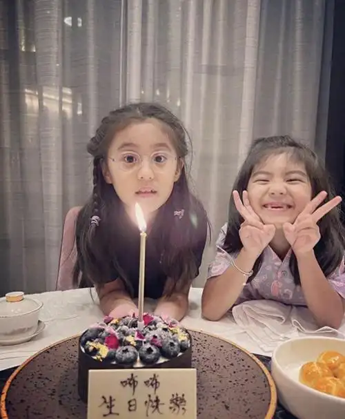 贾静雯晒全家为咘咘庆生,8岁咘咘想买手机遭驳回
