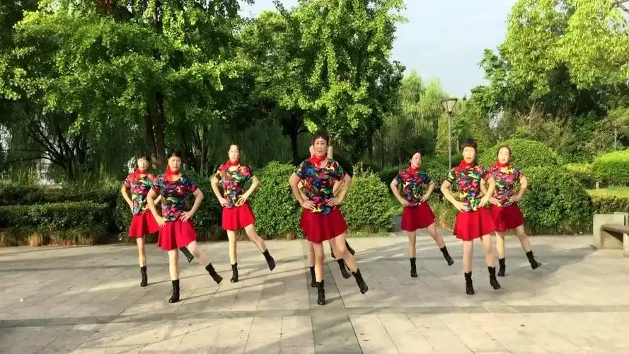 健康一生广场舞 11人变形舞《再唱山歌给党听》队形整齐 好听好看