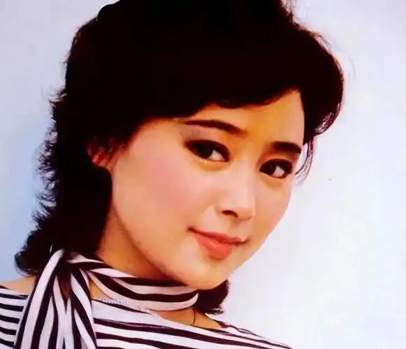 导演张建亚告别绝色前妻,再婚生活美满,前妻65岁仍独身