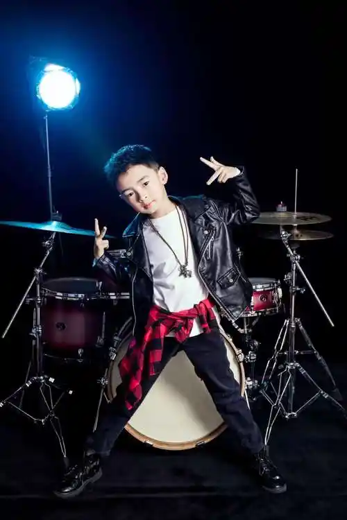 爵士鼓的帅小孩(ω)