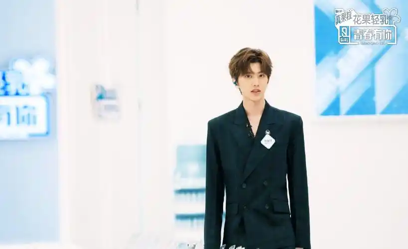 青春有你2蔡徐坤壁纸_新晋制作人蔡徐坤