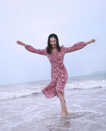 马苏最新海边大片乘风破浪的姐姐碎花裙真是太时髦了