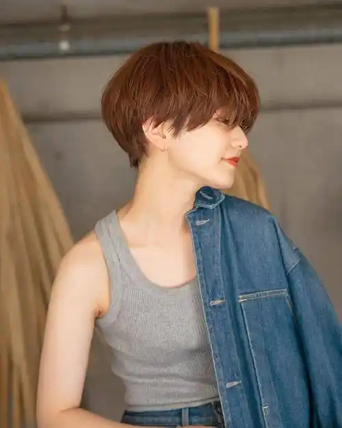 耳下三公分很适合职场女性的耳下 3 公分短发,通过自然卷度给发型增添