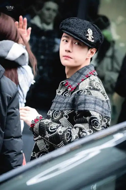 王一博报童帽造型