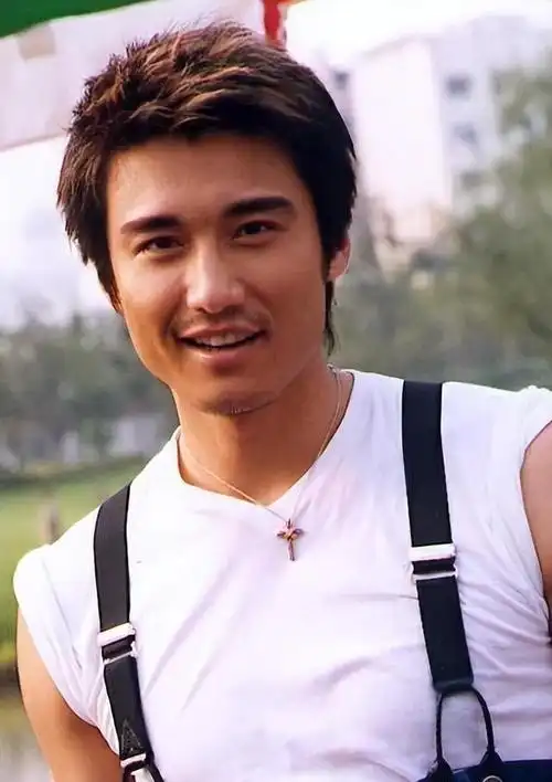 胡兵参加时装周,53岁走秀却像35岁,网友:这才是"不老男神"!