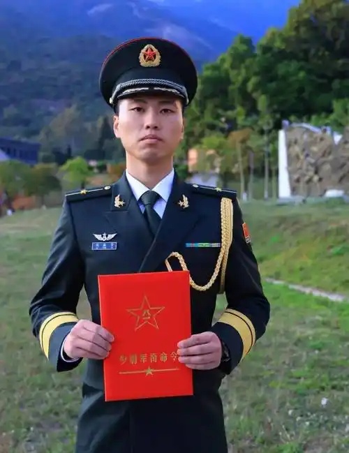 戴上军官衔陆军少尉排长刘振宇↓↓↓打好做大事的底色做好工作中每一