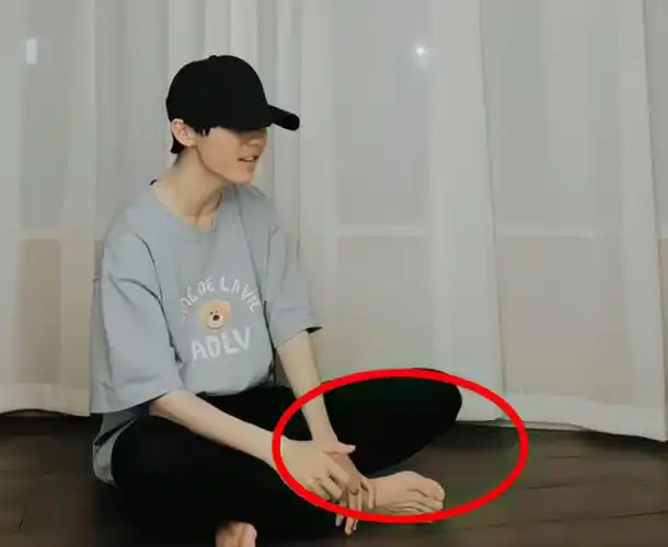 马嘉祺坐地上唱歌,没想到小脚丫比豆腐还嫩,好像三寸金莲